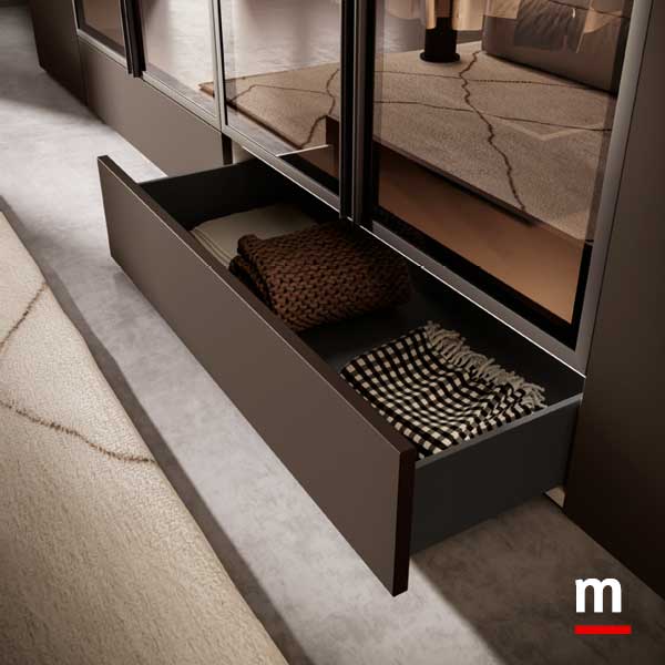 Cassetti esterni su armadio