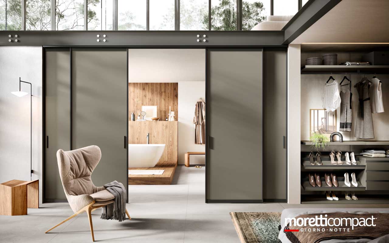 Portale ad ante scorrevoli laccate con binari a soffitto