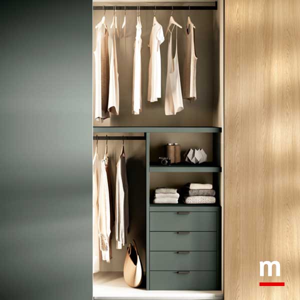 Interno armadio con elementi laccati