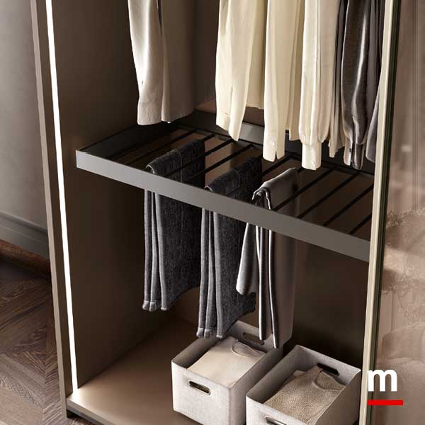 Interno armadio completamente laccato