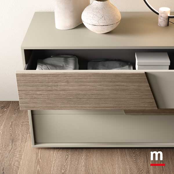 Comò Gemma con pannello rigatino applicato