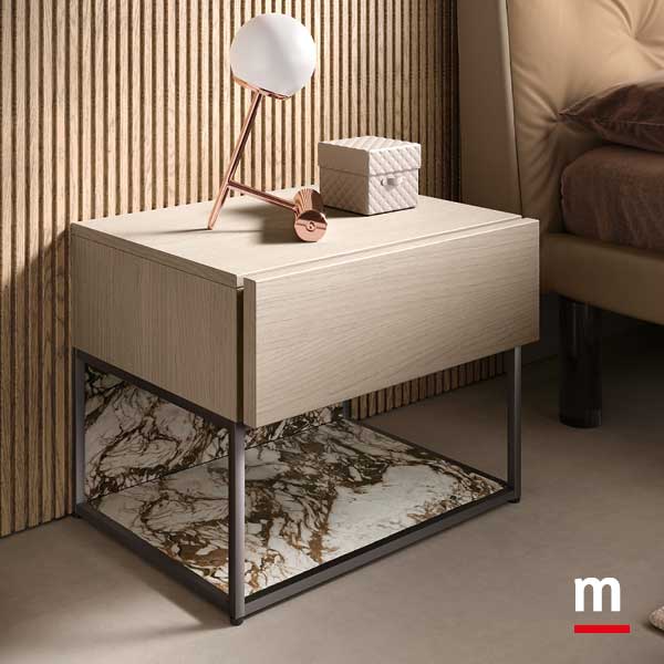 Comodino su basamento metallo